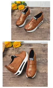 Scarpe sportive da donna con zeppa in pelle metallizzata a serpente e suole bianche alte
