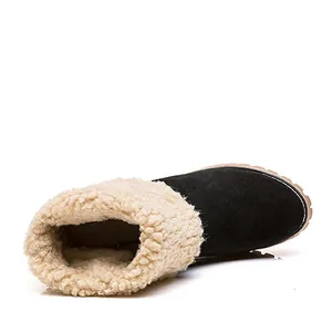 Detalle del grueso forro de sherpa beige dentro de los botines negros tipo ante