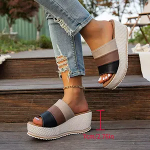 Detalle de las sandalias de cuña de colores que muestra la altura de la plataforma de 7cm.