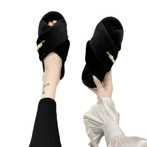 Pantoufles croisées en fourrure noire confortables pour femmes avec breloques perles élégantes