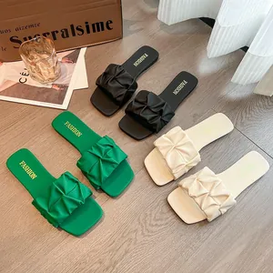 Elegantes sandalias planas plisadas para mujer disponibles en negro, verde y crema