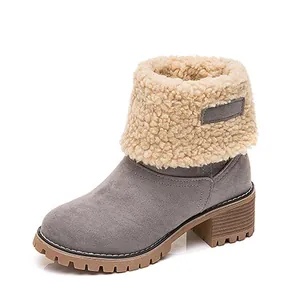 Detalle de una bota de invierno gris con forro de felpa suave y tacón de bloque.