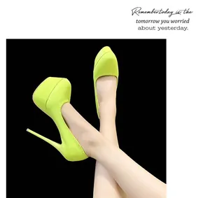 Detailansicht der leuchtend neongelben 16 cm Plateau-Stiletto-Absätze auf Beinen.