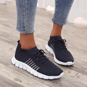 Atmungsaktive schwarze Damen-Sneaker aus Fly-Knit mit leichter weißer Sohle und Schnürung