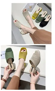 Vista dettagliata di eleganti sabot in maglia con tacco medio in vari colori