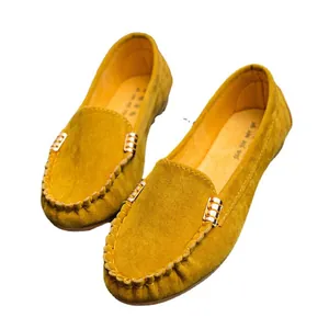 Mocasines clásicos de ante amarillo para mujer con hebillas doradas y diseño plano sin cordones