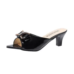 Seitenansicht der eleganten schwarzen Lackleder-Pantolette mit dekorativer Strass-Schleife