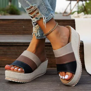 Primer plano de sandalias de cuña con bloques de colores y suela de plataforma