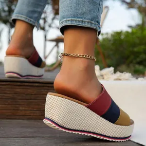 Vista detallada de las sandalias de cuña multicolores para mujer en una modelo.