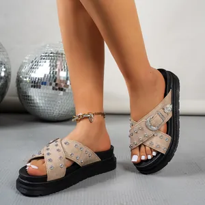 Elegantes sandalias de plataforma beige para mujer con correas cruzadas y remaches