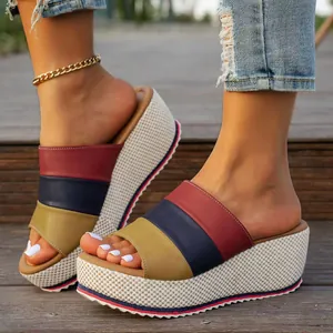 Vista detallada de sandalias con plataforma de cuña tricolor para mujer en escalones de madera