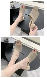 Dettaglio di sandali sabot in maglia beige con tacco medio e design a punta quadrata