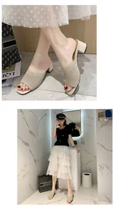 Eleganti sabot beige in maglia con tacco medio da donna mostrati su una modella