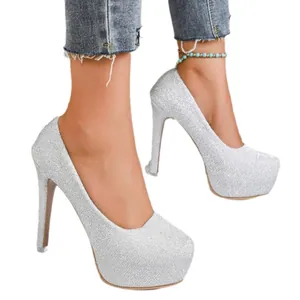 Elegantes zapatos de tacón de plataforma con lentejuelas plateadas para la fiesta