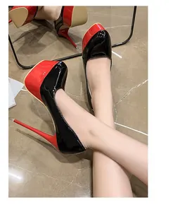 Detailansicht der 16 cm Plateau-Stilettos mit auffälligem rot-schwarzem Color-Block-Design