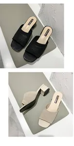 Vista dettagliata degli eleganti sabot in maglia nera e beige con tacco medio