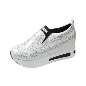 Damen-Sneaker mit Schlangenmuster-Plateau, Innenhöhung und Muffin-Sohle in Weiß