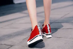 Vista detallada de zapatillas con cuña de lona roja con correa Love en el talón