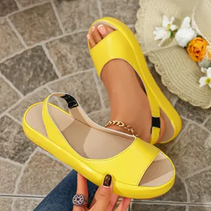 Primer plano de sandalias slingback amarillo brillante con puntera abierta y accesorios de verano