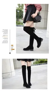 Detailansicht der schwarzen Wildleder Overknee-Stiefel mit flachem Absatz und Design