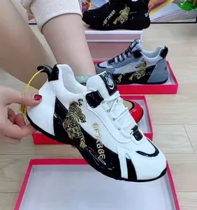 Nahaufnahme von klobigen Sneakers mit aufwendigem Tiger-Stickereidesign und Logo