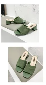 Dettaglio dei sandali verdi in flyknit con tacco medio e punta quadrata elegante
