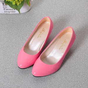 Vue détaillée de chaussures à talons hauts roses brillants avec un bout rond élégant