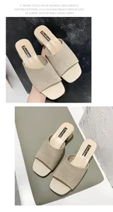 Primo piano di sabot in maglia beige con punta quadrata e dettagli tacco a blocco