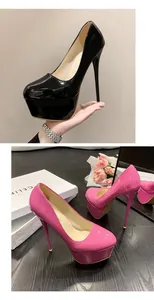 Detailansicht der 16 cm Plateau-Stiletto-Pumps in Pink und Schwarz im schicken Stil