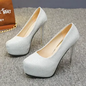 Gedetailleerd overzicht van zilveren glitter platformpumps met transparante stilettohak.