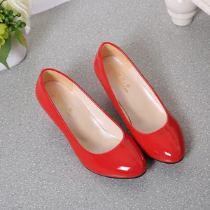 Vue de dessus d'escarpins en cuir verni rouge vif à bout rond pour femmes élégantes