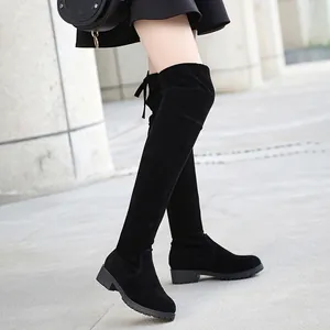 Elegante schwarze Wildleder-Overknee-Stiefel mit niedrigem Absatz für schicke Damenmode
