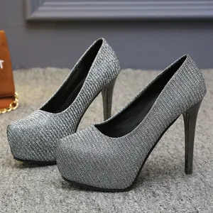 Gedetailleerd zijaanzicht van zilveren glitter platform pumps met naaldhak