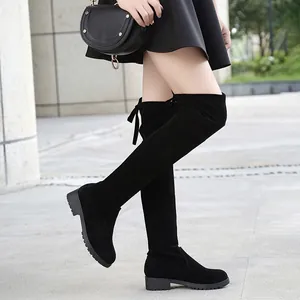 Elegante schwarze Wildleder Overknee Stiefel mit bequemen flachen Absatz für Damen