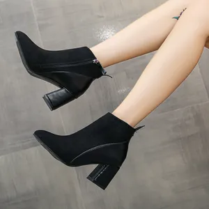 Detailansicht von stilvollen schwarzen Stiefeletten mit Blockabsatz und spitzer Kappe