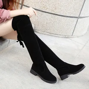 Elegante schwarze Wildleder Overknee Stiefel für Damen mit flachem Absatz und warmem Futter.