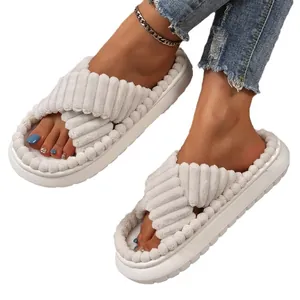 Pantofole accoglienti in pelliccia con suola spessa e design elegante a fasce incrociate