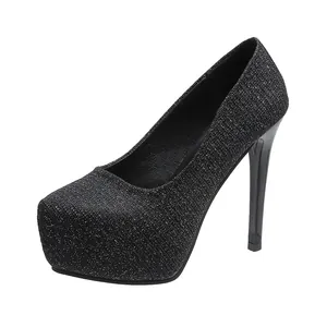 Detailweergave van elegante zwarte glitter stiletto pumps met plateauzool en hak
