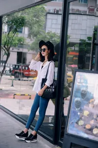 Elegantes zapatillas negras con plataforma para mujer en un entorno de estilo de vida urbano