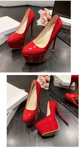Detailaufnahme von roten Lackleder-Plateau-Stilettos mit 16 cm ultrahohen Absätzen