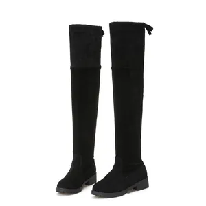 Elegante schwarze Wildleder-Overknee-Stiefel mit niedrigem Absatz und schöner Schleife.