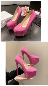 Detailansicht von pinkfarbenen Plateau-Stiletto-Pumps aus Lackleder für Damen.
