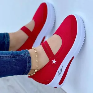 Vista detallada de zapatos casuales rojos para mujer con suela de plataforma blanca y estrella.