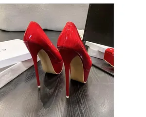 Rückansicht von roten Lackleder-Plateau-Stilettos mit 16 cm extrem hohen Absätzen