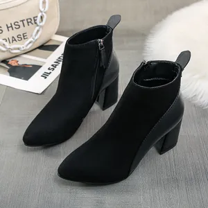 Stilvolle schwarze Stiefeletten mit spitzer Zehenpartie, Blockabsatz und Materialmix