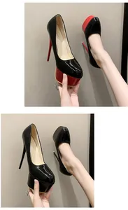 Nahaufnahme von 16 cm Plateau-High-Heels aus schwarzem und rotem Lackleder Schuhe