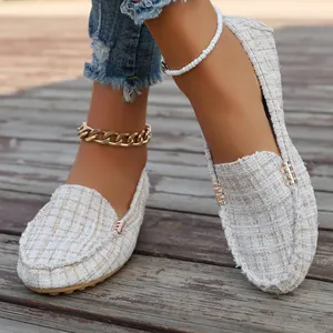 Detailansicht Damen-Loafer aus weißem Tweed mit Goldfäden und Metallakzenten