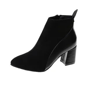 Detailansicht eines schwarzen Stiefelette mit spitzer Zehenpartie und Blockabsatz.