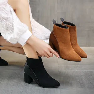 Detailansicht von Damenstiefeletten mit Blockabsatz und spitzer Kappe in zwei Farben
