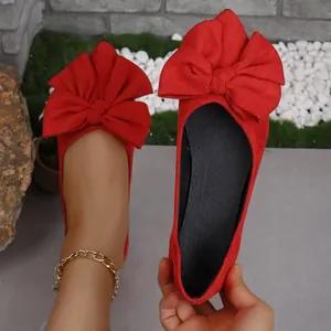 Ballerine rosse a punta con fiocco grande, elegante finitura in finto scamosciato